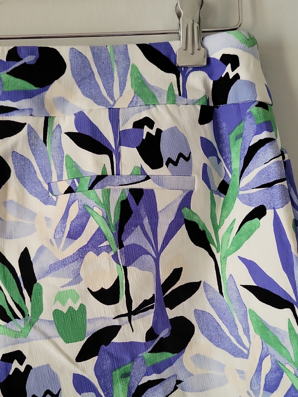 NWOT Chico's Floral & Leaf Print Pull-on Bermuda Shorts - Picture 8 of 8